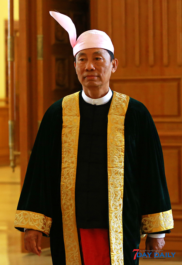သူရဦးေရႊမန္း ႏႈတ္ဆက္မိန္႔ခြန္းနားေထာင္စဥ္ အမ်ိဳးသမီးအမတ္အခ်ိဳ႕ မ်က္ရည္က်
